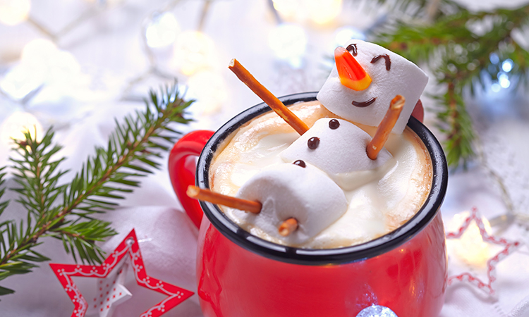 hot chocolate with marshmallow snowman