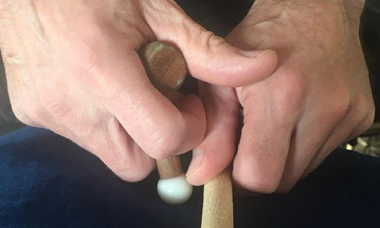 Round-tip L-bar in the lamina groove